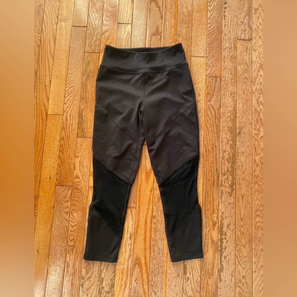 black capri athletic leggings